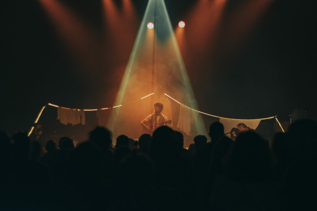 Les jeux de lumière lors des concerts sont aussi intéressants à photographier lors des festivals et concerts.