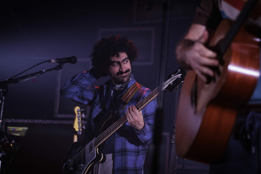 Un moment de complicité rare entre les musiciens, photographié.